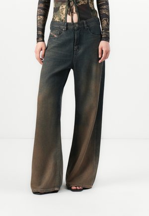 Jeans évasés en denim, présentant un dégradé du brun foncé au brun clair, avec une coupe décontractée et un design à cinq poches.