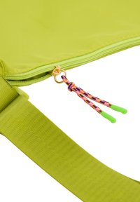 Borsa in nylon verde lime con cerniera in metallo dorato, cordini colorati e tracolla abbinata. Texture liscia, design minimalista.