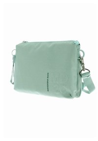 Borsa a tracolla verde con texture, chiusura con cerniera, tracolla regolabile e ferrature in metallo. Presenta un logo stampato in nero sulla parte frontale.