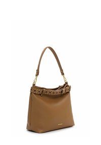 Pruun nahast käekott, millel on struktuurne kuju, käepideme ümber detailidega nööbitud vöö ja kuldsed riistvara aktsendid.