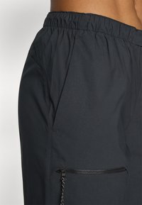 Peak Performance CARGO PANTS - Lauko kelnės - black
