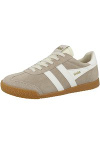 Baskets en daim de couleur beige clair avec des rayures blanches et une semelle en caoutchouc texturé. Comprend un col rembourré et des lacets pour un maintien sécurisé. Logo Gola en relief.
