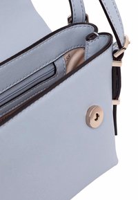 Borsa in pelle blu chiaro con bordi neri, dotata di una tasca con zip e una chiusura a scatto metallica. Accentuata con dettagli in oro.