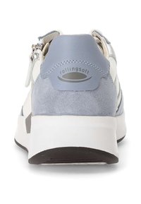 Lichtblauwe en witte sportschoen van suede en leer, met een ronde logo op de hiel en een dikke witte tussenzool.