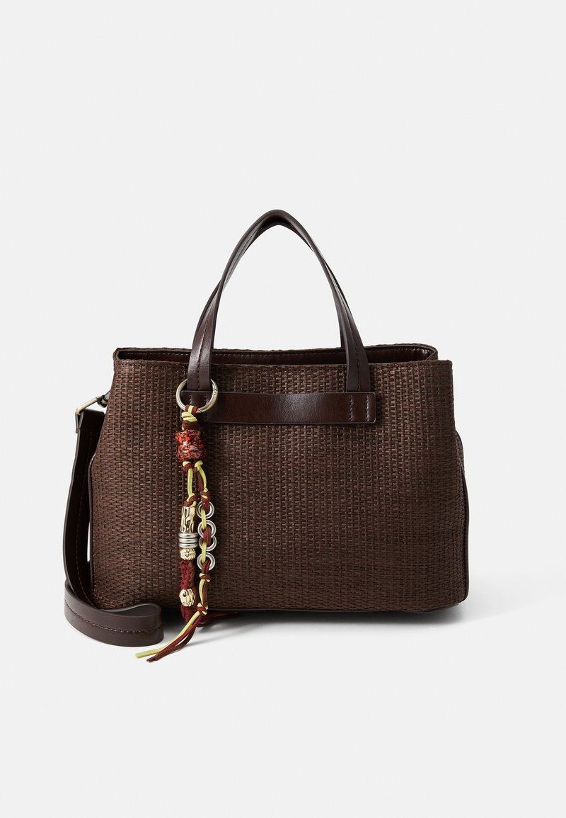 Sac à main tissé marron avec anses en cuir foncé et bandoulière amovible, orné d'un pompon décoratif avec perles et cordons sur le côté avant gauche.