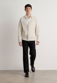 BOSS LARRY - Suvarstomi - black