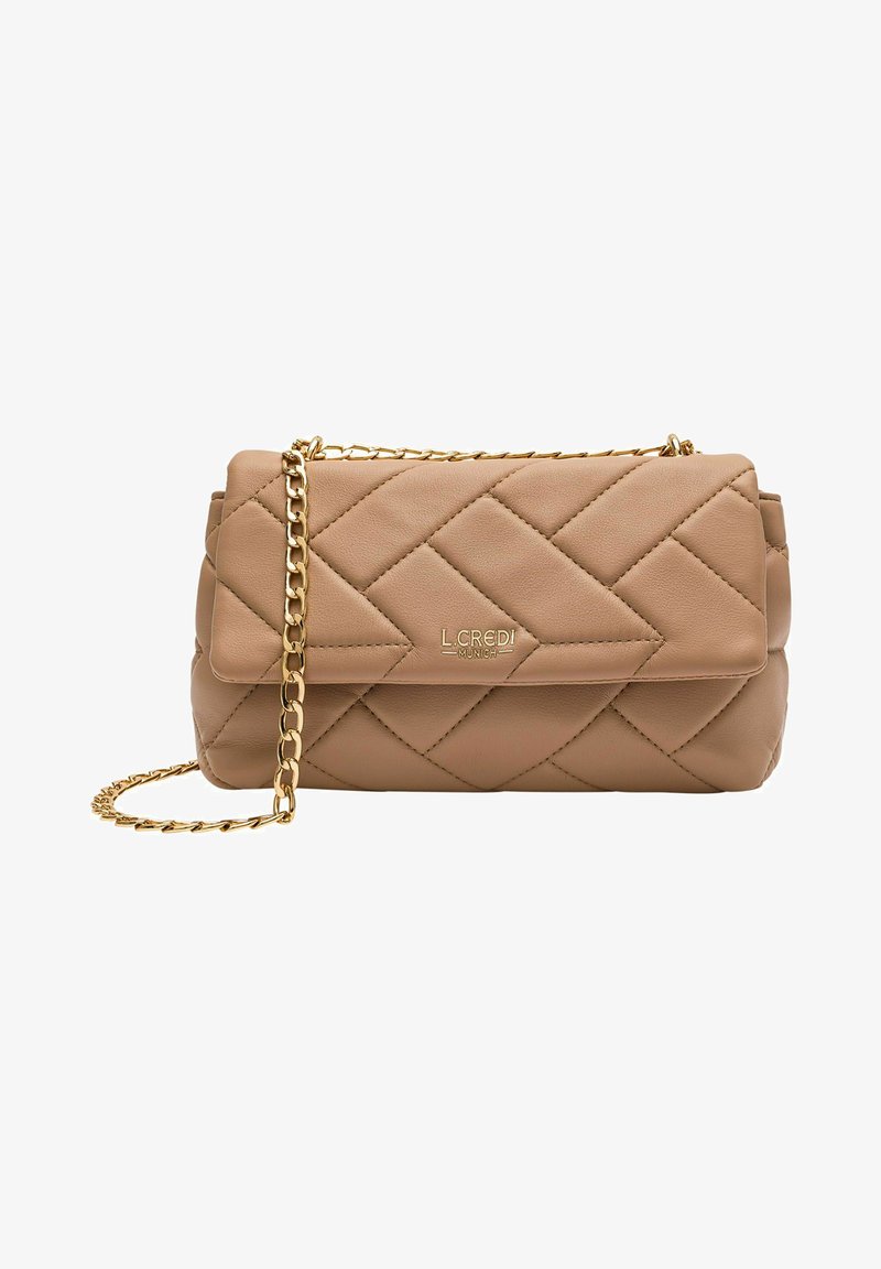 Sac à main en cuir beige matelassé avec une bandoulière en chaîne dorée et un rabat à l'avant. Présente un logo de marque en relief et une texture lisse.