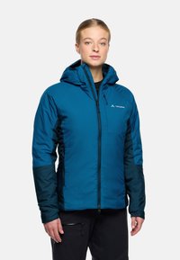 Chaqueta aislante azul con capucha, cierre de cremallera y mangas de un azul oscuro contrastante. Textura suave con bolsillos laterales y detalle de logo.