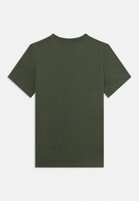 Oliven grønn bomulls T-skjorte med korte ermer og rund hals, med en jevn tekstur og et rent, enkelt design på baksiden.