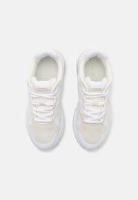 Tommy Hilfiger WOMENS TRAIL RUNNER - Joggesko - ancient white