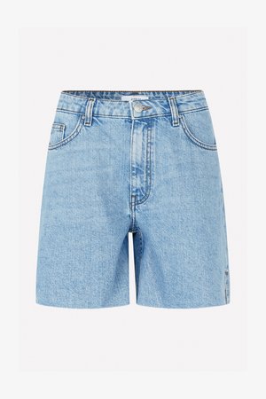 Gai zils džinsu šorti ar platu apgriezumu, ar pogu aizdari, piecām kabatām un šuvju dekoratīviem akcentiem.