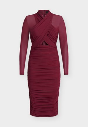 Vestido burdeos sin mangas con mangas largas transparentes, con un diseño de corpiño retorcido y textura fruncida a lo largo de la silueta ajustada.