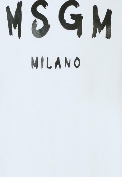 Witte katoenen T-shirt met grote zwart penseelstreekletters "MSGM" en "MILANO" eronder, wat een gedurfde grafische uitstraling creëert.
