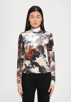 Lange mouwen, hoogstaande top gemaakt van zacht, glanzend materiaal met een kleurrijk abstract patroon in tinten bruin, blauw en room.