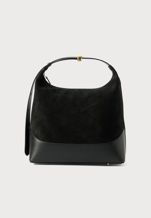 Bolsa de mão em camurça preta com uma base em couro preto liso, forma arredondada, alça curta e um detalhe de fecho em dourado. Design compacto e minimalista.