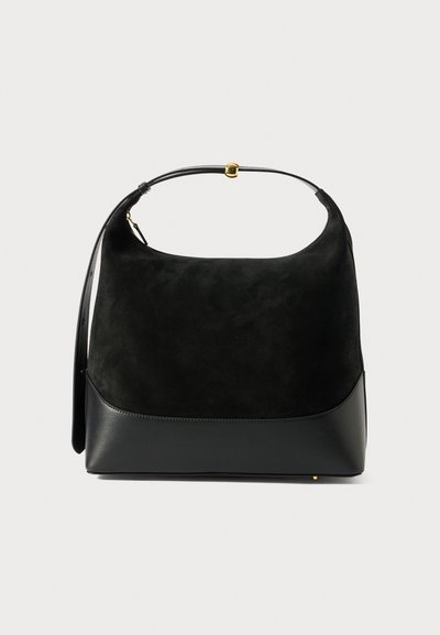 Sacs à main en daim noir avec une base en cuir noir lisse, forme arrondie, poigné courte et détail en fermoir doré. Design compact et minimaliste.