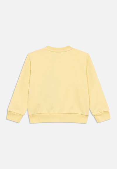 Blød gul langærmet sweatshirt med ribstrikkede manchetter og kant, set bagfra mod en ens hvid baggrund.