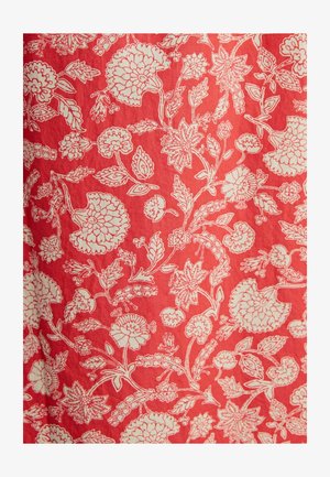 Sarkans audums ar baltu ziedu rakstu, kurā ir dažādu ziedu formas un lapu akcenti, izceļoties ar sarežģītu detaļu un līniju darbu.