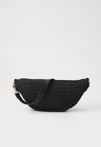 Borsa nera intrecciata con una forma curva a mezza luna. Presenta un esterno testurizzato e una tracolla piatta removibile, con accenti in hardware dorato.