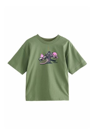 Camiseta de algodón verde oliva con mangas cortas y cuello redondo, que presenta una colorida impresión gráfica de frutas y un cactus con gafas de sol.