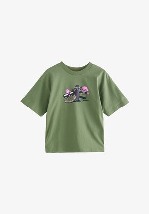 Olivengrøn bomulds-T-shirt med korte ærmer og rund halsudskæring, med et farverigt grafisk tryk af frugt og en kaktus iført solbriller.