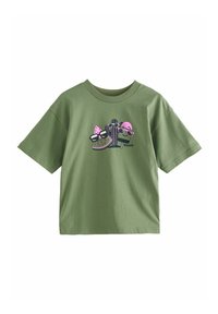Oliven grøn bomulds t-shirt med korte ærmer, prydet med et legende grafisk design af frugter og en kaktus iført solbriller på forsiden.