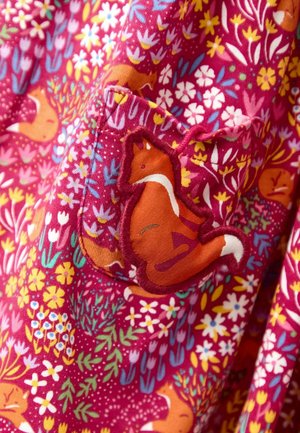 Patroonstof in frambooskleur met vosmotieven en bloemontwerpen. Inclusief een gebroderde vossenpatch op een zak.