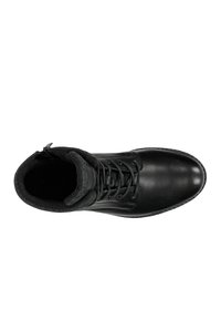 Zwarte leren enkellaars met een zachte fleece voering, ronde neus en metalen eyelets voor de veters. De zool heeft een gestructureerd oppervlak.
