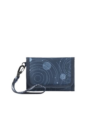 Marineblaue Stoffbrieftasche mit hellblauen kreisförmigen Mustern und angebrachtem Marken-Handgelenkriemen mit Clip-Verschluss.