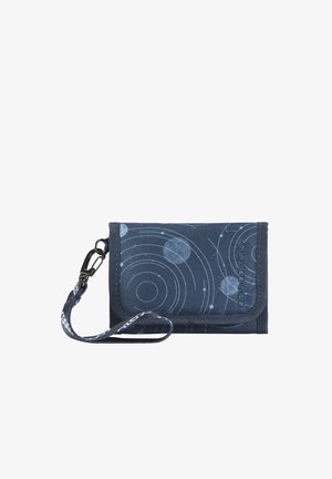 Marineblaue Stoffbrieftasche mit hellblauen kreisförmigen Mustern und angebrachtem Marken-Handgelenkriemen mit Clip-Verschluss.