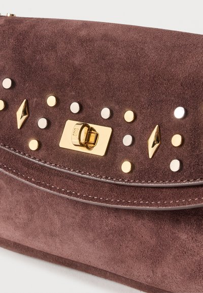 Καφέ σουέντ τσάντα χειρός με χρυσά και ασημένια στρογγυλά και ρομβοειδή καρφιά, με κεντρικό χρυσό ορθογώνιο κούμπωμα περιστροφής.