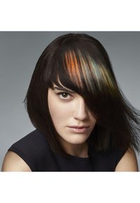 Korte bob-haarsnit met donkerbruin haar, voorzien van opvallende oranje en groene highlights. Gladde textuur, rechte punten en zijwaarts gestylde pony.
