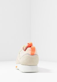 Reebok Classic Sneakers - beige