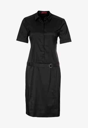Robe chemise noire à manches courtes avec col, fermeture boutonnée à l’avant et ceinture assortie avec boucle double anneau à la taille.