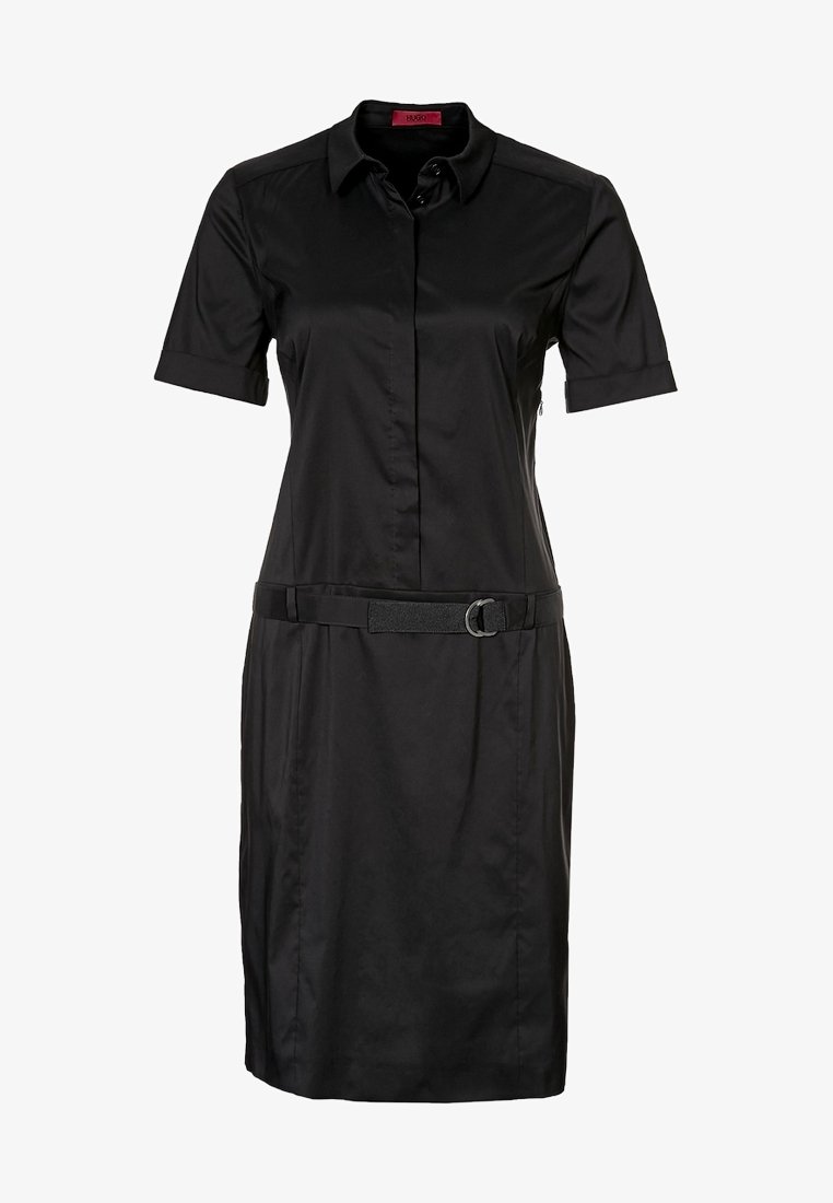 Robe chemise noire à manches courtes avec col, fermeture boutonnée à l’avant et ceinture assortie avec boucle double anneau à la taille.