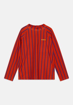 Rotes Langarmhemd mit vertikalen blauen Streifen, einem hohen Kragen und einem kleinen gelben Logo "M. RODINI" auf der linken Vorderseite.