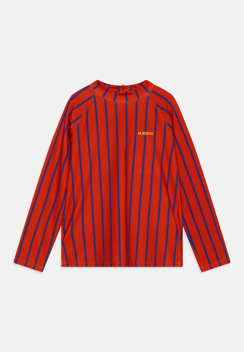 Κόκκινο πουκάμισο με μακριά μανίκια, διακοσμημένο με κατακόρυφες μπλε ρίγες, ψηλό λαιμό και ένα μικρό κίτρινο λογότυπο "M. RODINI" στο αριστερό μπροστινό μέρος.