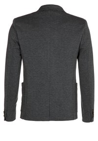 Blazer gris hecho de tela texturizada, con cuello con muesca, dos bolsillos laterales y detalles de botones en las mangas.