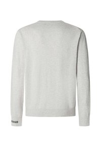 Suéter gris claro, de cuello redondo, mangas largas, textura suave, con puños y dobladillo acanalados, presenta la palabra "JEANS" bordada en la manga izquierda.