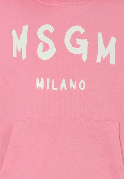 Felpa rosa con tasca frontale. "MSGM" e "MILANO" stampati in bold con lettere bianche. Materiale morbido con una consistenza liscia.