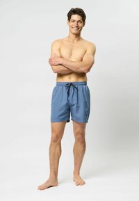 Vyrų maudymosi šortai, lengvas mėlynas audinys, elastinė juostos su raišteliu, aukščiau kelių ilgio, be raštų ar metalinių detalių.