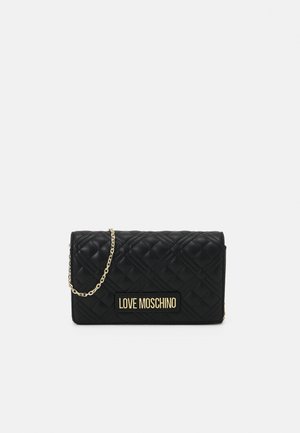 Schwarze gesteppte Umhängetasche mit goldenem Kettenriemen und goldener "LOVE MOSCHINO" Logo-Plakette auf der Vorderklappe.