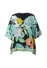 Blusa floreale con scollatura a V, caratterizzata da grandi fiori blu e arancioni su uno sfondo nero, e maniche corte e ampie con orlo a righe.