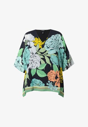 Bloes met bloemenprint en V-hals, met grote blauwe en oranje bloemen op een zwarte achtergrond, en korte, losse mouwen met een gestreepte zoom.