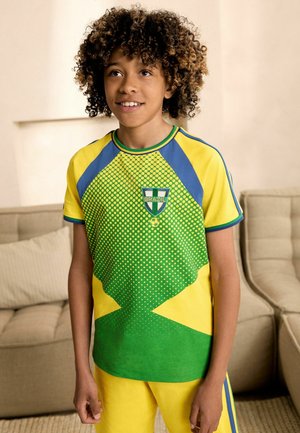 Next, REGULAR FIT - SINGLE SHORT FOOTBALL PYJAMAS SET - Pyjama - green yellow brazil