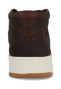 Bruin leren high-top sneaker met textuurafwerking, witte tussenzool en tan rubberen buitenzool. Voorzien van stiksels en een gevoerde kraag.