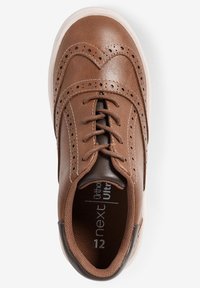 Botte en cuir marron avec perforations décoratives, laçage à trois œillets et un accent brun foncé contrastant sur le talon. Semelle en caoutchouc. Taille 12.