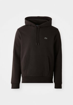 Schwarzer Kapuzenpullover aus weichem Material, mit einer vorderen Kängurutasche und einem kleinen farbigen Logo auf der Brust. Gerippte Bündchen und Saum.