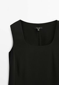 Robe noire sans manches avec un décolleté carré, en tissu uni et lisse, comportant une petite étiquette de marque au niveau du col arrière.