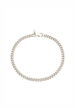 Sølvfarvet kædearmbånd med lås og lille firkantet vedhæng nær låsen på hvid baggrund.